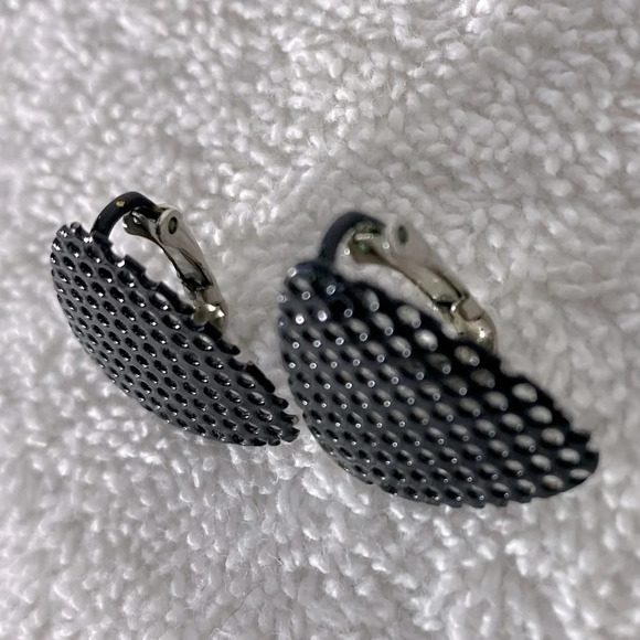 Vintage Black Coated  Metal Mesh Triangle Clip On Earrings - Picture 6 of 8
